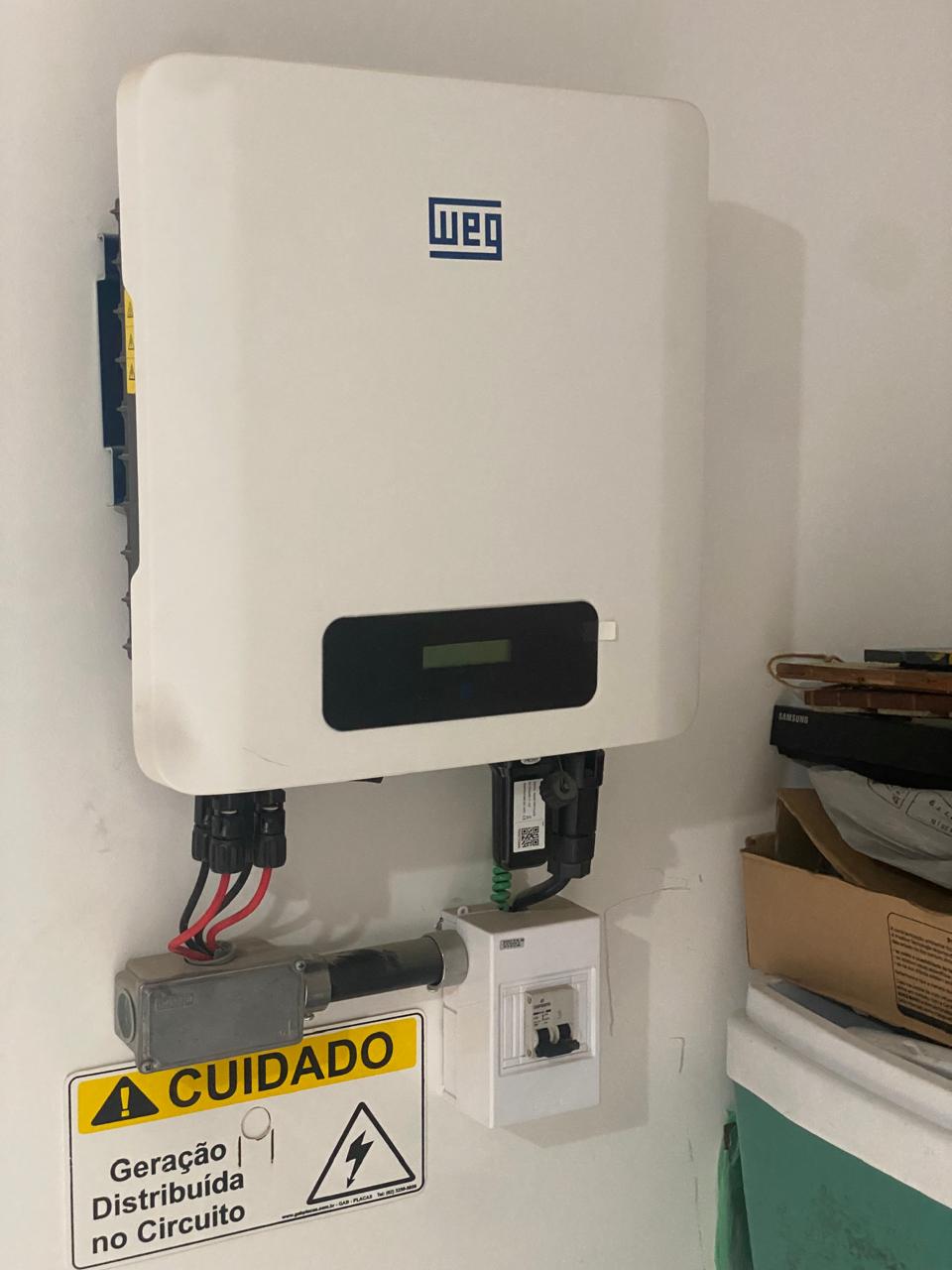 Inversor instalado dentro de casa