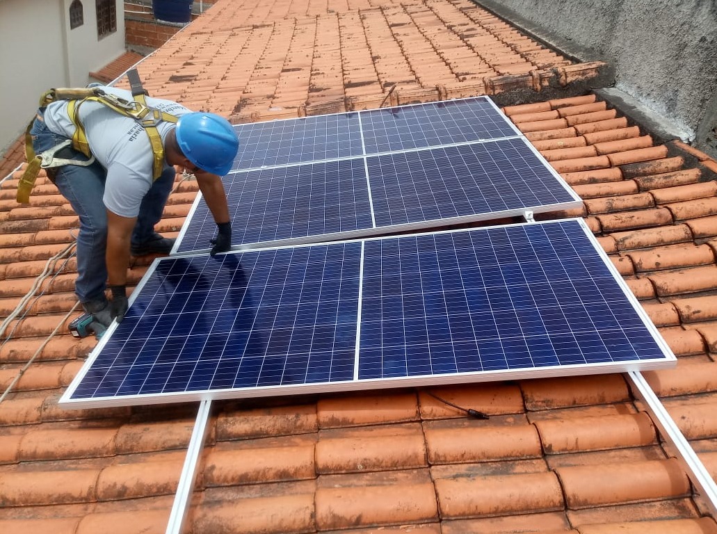 Instalação de energia solar em telhado residencial em Boa Vista, São Gonçalo, RJ