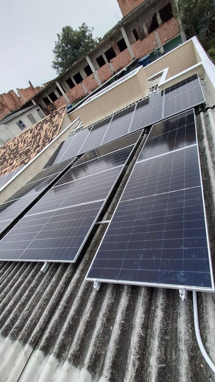 Instalação de painéis solares em construção