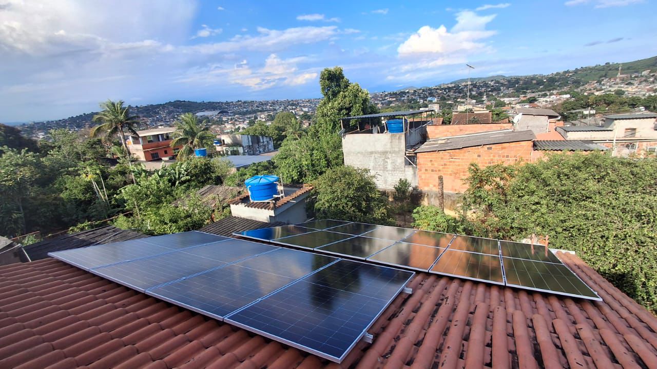 Vista aérea de instalação solar