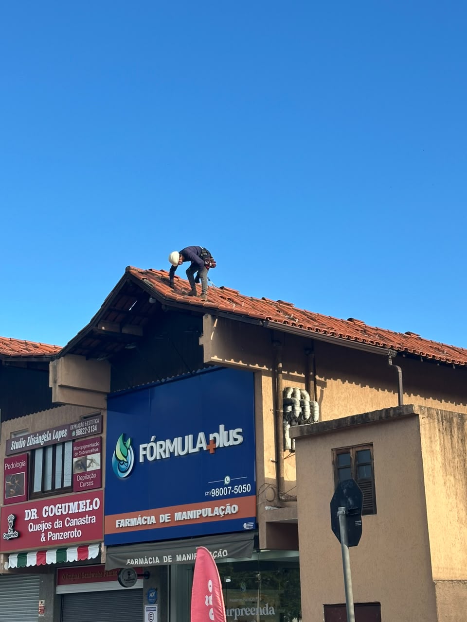 Técnico realizando instalação no telhado
