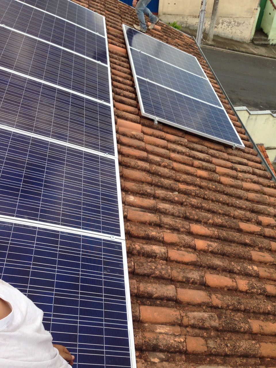 Instalação de energia solar em telhado residencial em Rio do Ouro, São Gonçalo, RJ