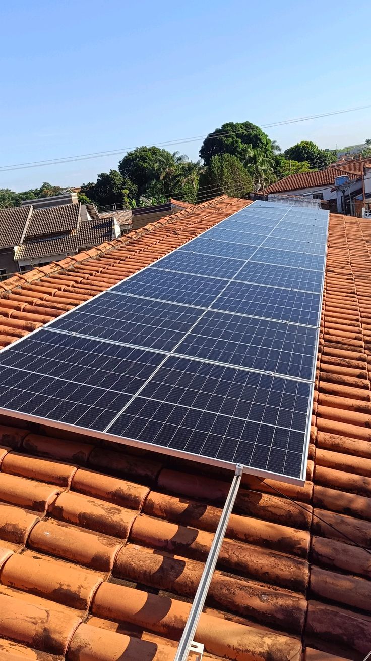 Instalação de energia solar em telhado residencial em Laranjal, São Gonçalo, RJ