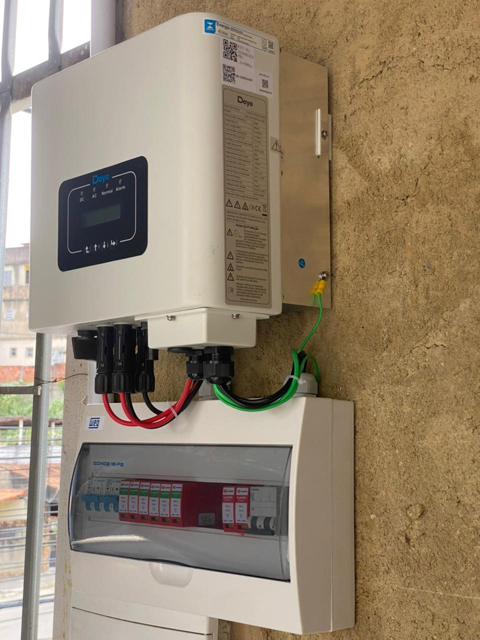 Inversor de sistema fotovoltaico instalado pela PRM Serviços